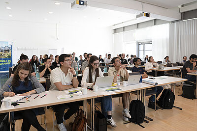 The participants of the Summer School exchange ideas between the events.