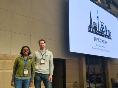 Zwei Menschen auf einer Bühne