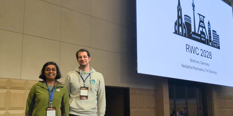 Zwei Menschen auf einer Bühne