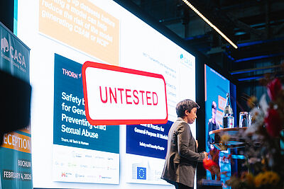 Eine Frau auf der Buehne 