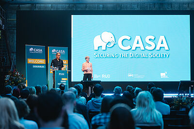 Menschen auf der Buehne mit Publikum davor