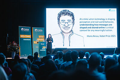 Mia Cha auf der Buehne mit einem Publikum davor