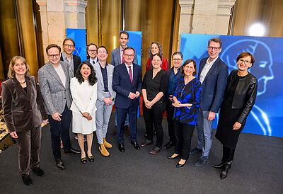 Die Preisträger bei der Verleihung des Leibniz Preises mit Persönlichkeiten der deutschen Bildungs- und Forschungslandschaft.