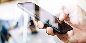 Hand mit Handy