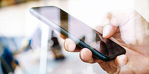 Hand mit Handy