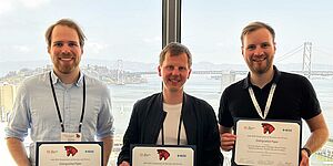 Johannes Willbold, Steffen Becker und Moritz Schlögel freuen sich über ihre Distinguished Paper Awards