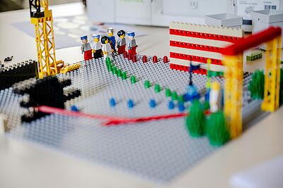 Arbeit mit Lego-Figuren im Workshop