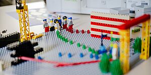 Work with Lego figures in the workshop